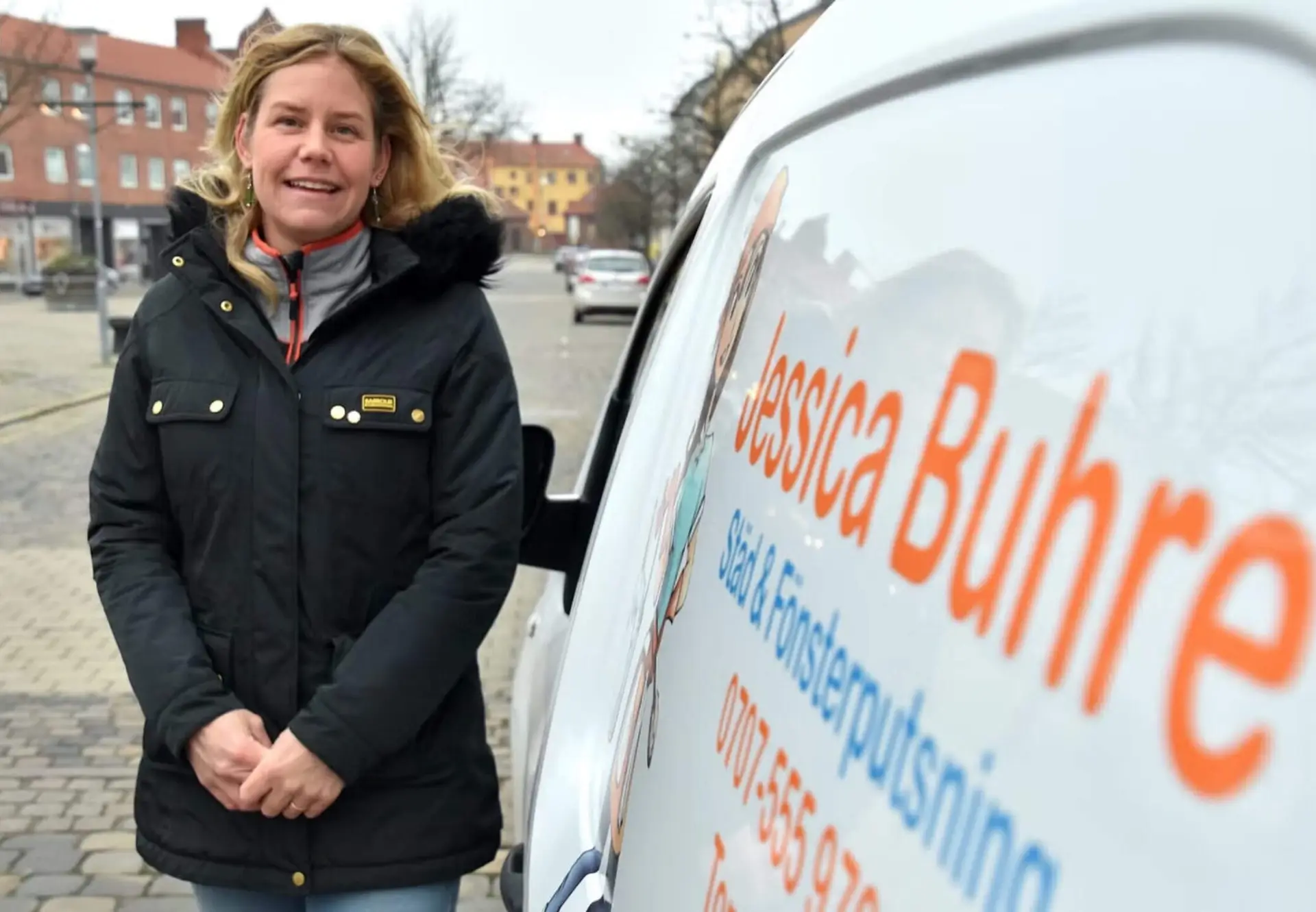 Jessica Buhre vid sin bil som hon använder för att städa hos sina kunder